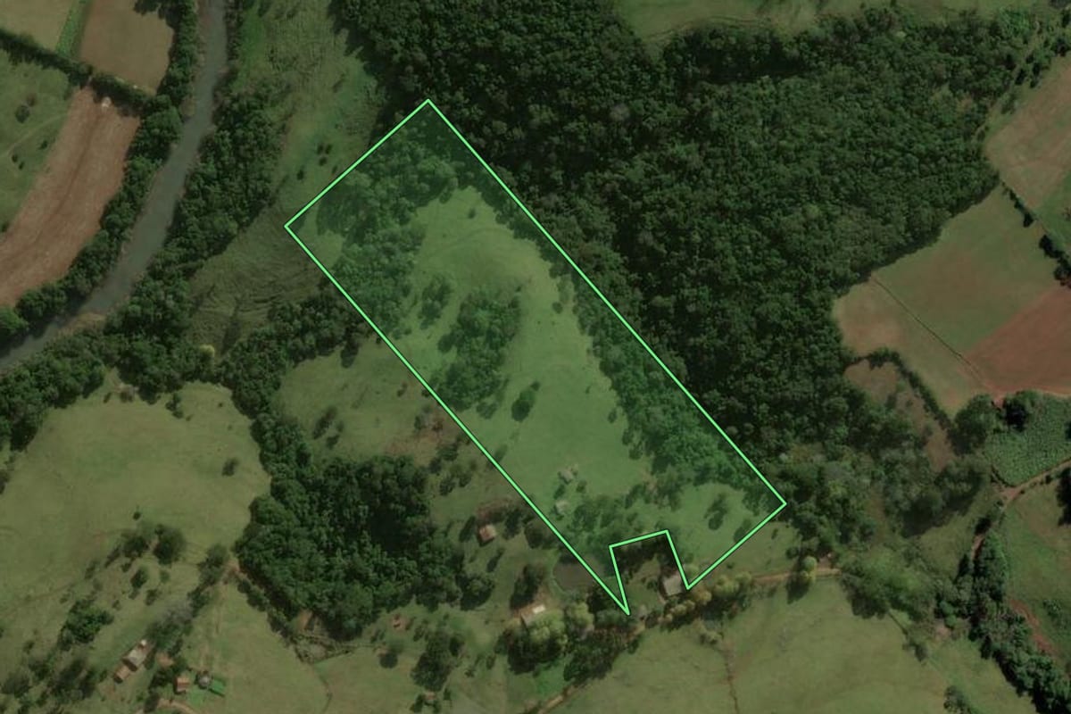 Imagem de satélite do imóvel rural em Anchieta (SC), com o contorno declarado no CAR desenhado por cima.