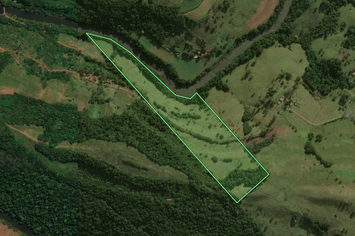 Imagem de satélite do imóvel rural em Anchieta (SC), com o contorno declarado no CAR desenhado por cima.