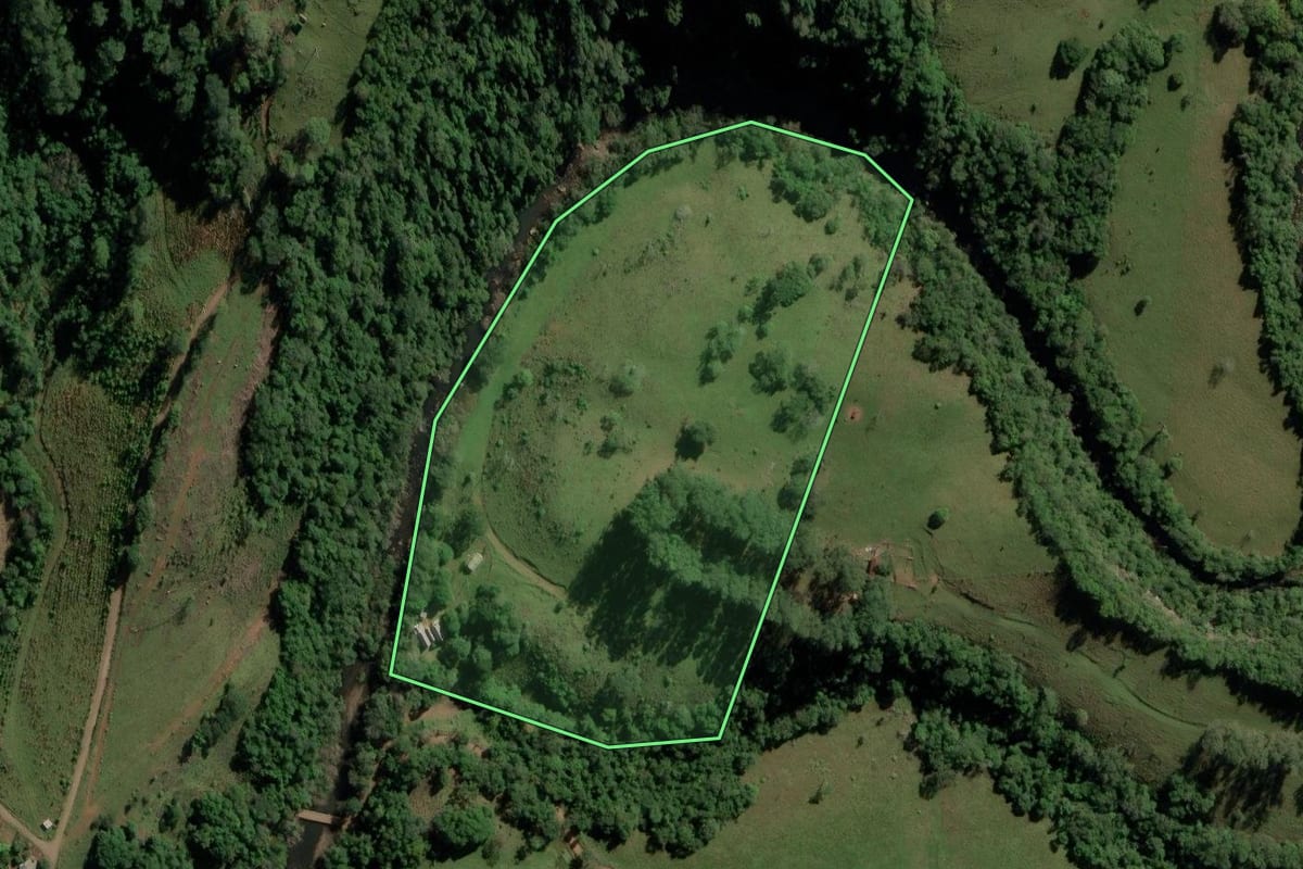 Imagem de satélite do imóvel rural em Anchieta (SC), com o contorno declarado no CAR desenhado por cima.