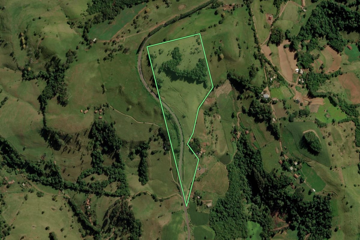 Imagem de satélite do imóvel rural em Anchieta (SC), com o contorno declarado no CAR desenhado por cima.
