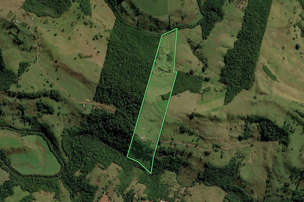 Imagem de satélite do imóvel rural em Anchieta (SC), com o contorno declarado no CAR desenhado por cima.
