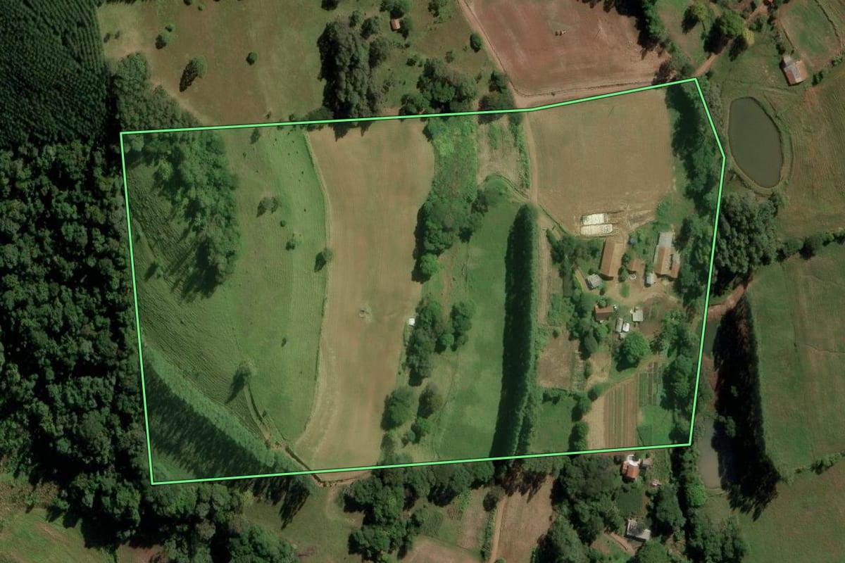 Imagem de satélite do imóvel rural em Anchieta (SC), com o contorno declarado no CAR desenhado por cima.