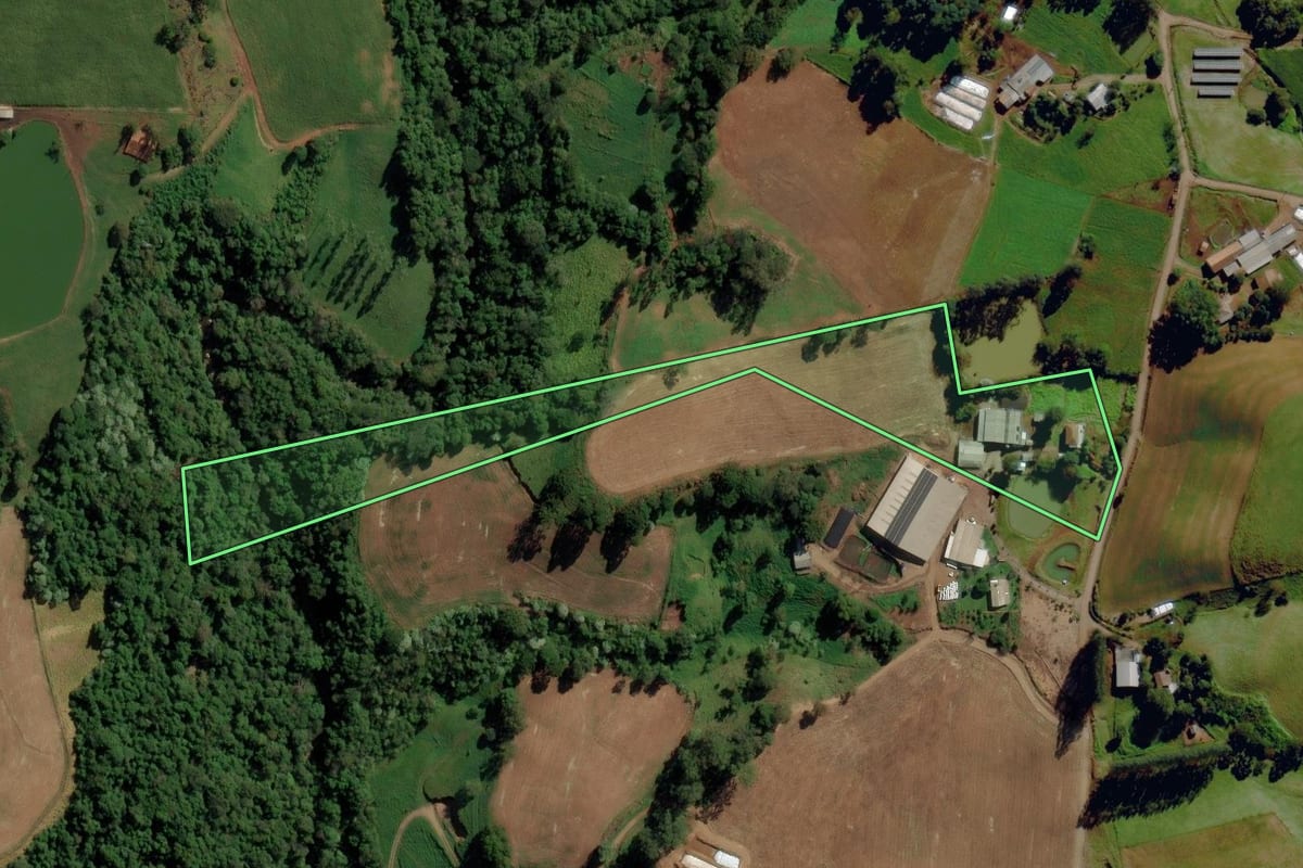 Imagem de satélite do imóvel rural em Anchieta (SC), com o contorno declarado no CAR desenhado por cima.