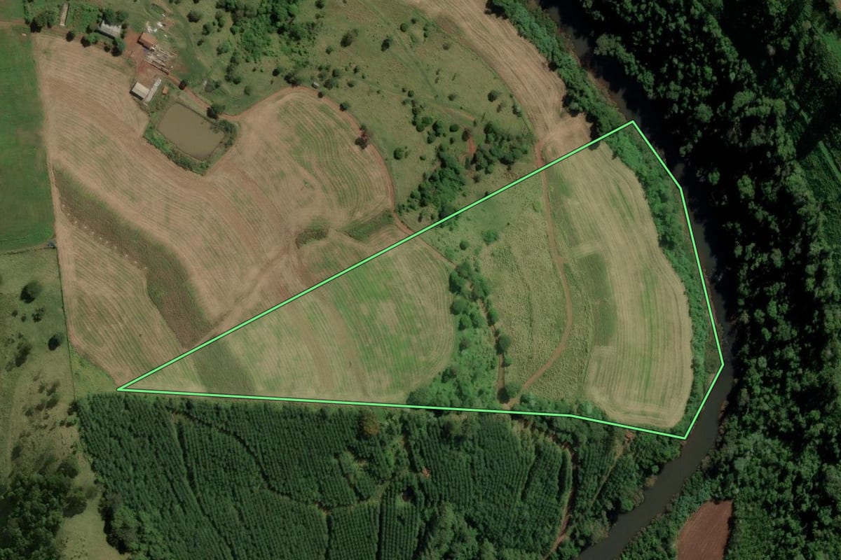 Imagem de satélite do imóvel rural em Anchieta (SC), com o contorno declarado no CAR desenhado por cima.