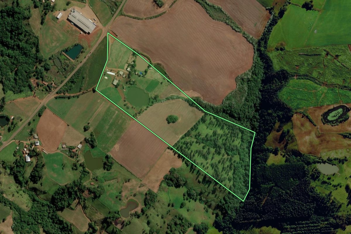 Imagem de satélite do imóvel rural em Anchieta (SC), com o contorno declarado no CAR desenhado por cima.