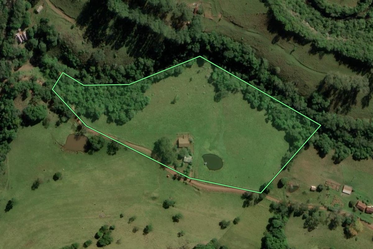 Imagem de satélite do imóvel rural em Anchieta (SC), com o contorno declarado no CAR desenhado por cima.