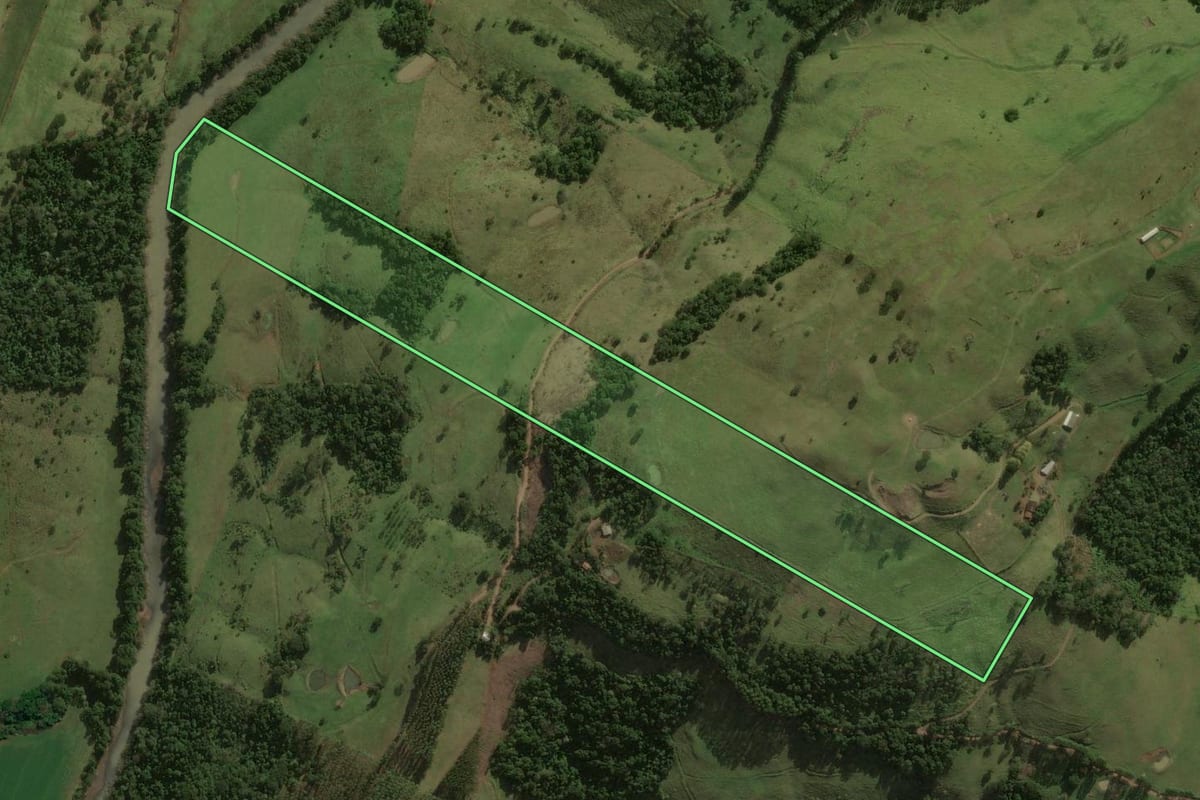 Imagem de satélite do imóvel rural em Anchieta (SC), com o contorno declarado no CAR desenhado por cima.