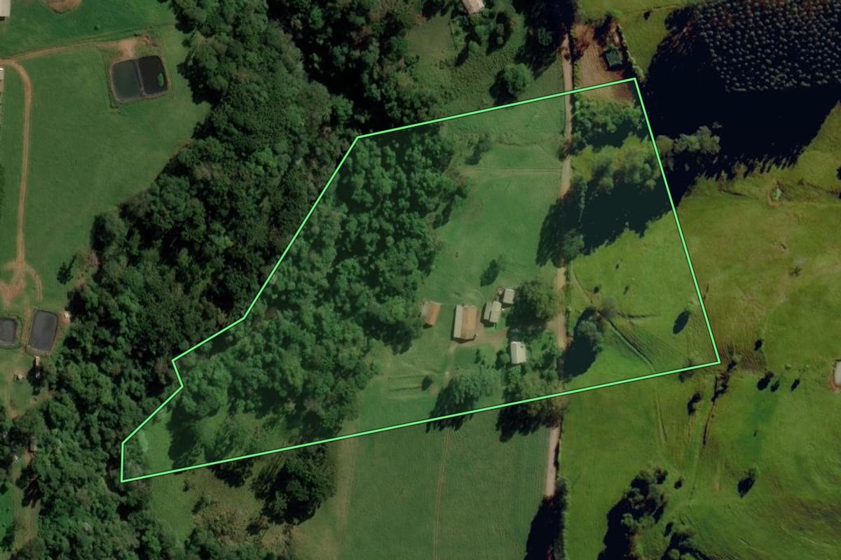 Imagem de satélite do imóvel rural em Anchieta (SC), com o contorno declarado no CAR desenhado por cima.