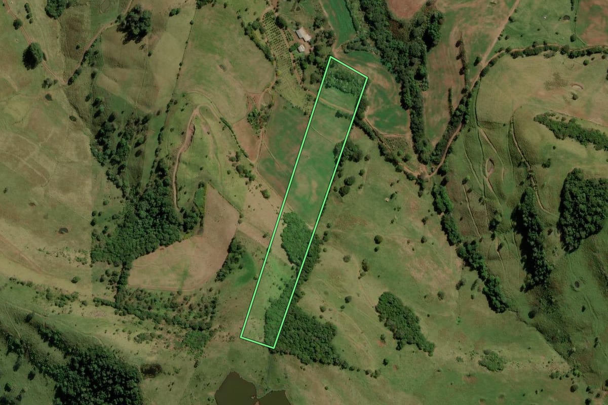 Imagem de satélite do imóvel rural em Anchieta (SC), com o contorno declarado no CAR desenhado por cima.