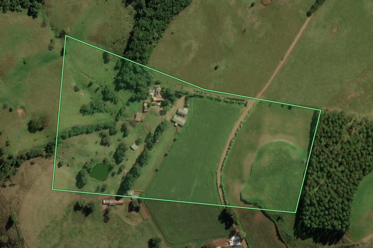 Imagem de satélite do imóvel rural em Anchieta (SC), com o contorno declarado no CAR desenhado por cima.
