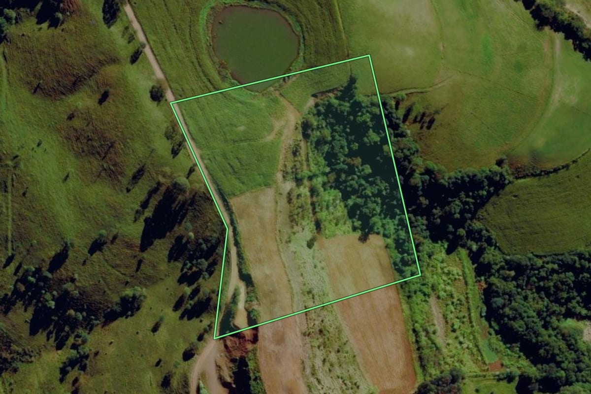 Imagem de satélite do imóvel rural em Anchieta (SC), com o contorno declarado no CAR desenhado por cima.