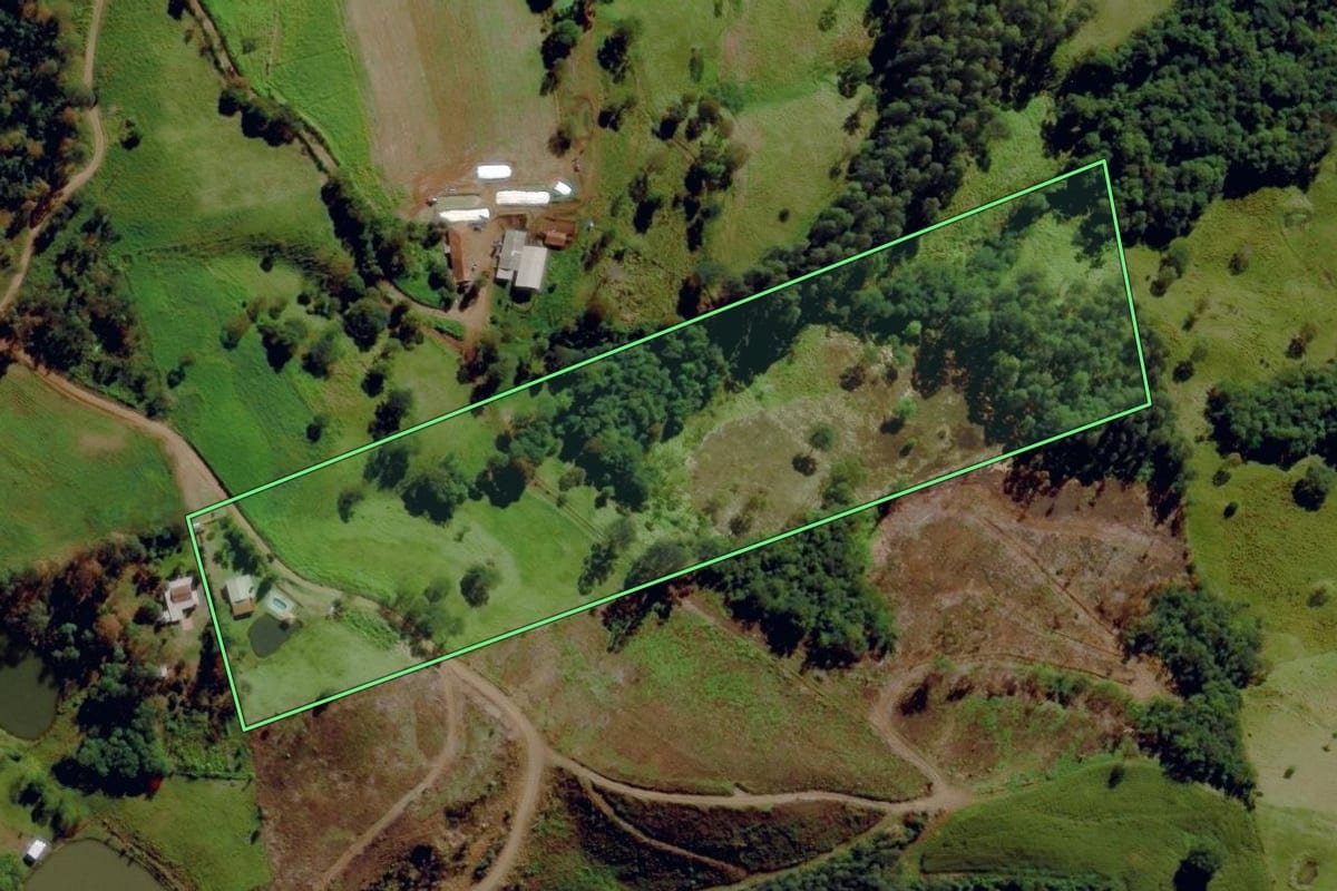 Imagem de satélite do imóvel rural em Anchieta (SC), com o contorno declarado no CAR desenhado por cima.