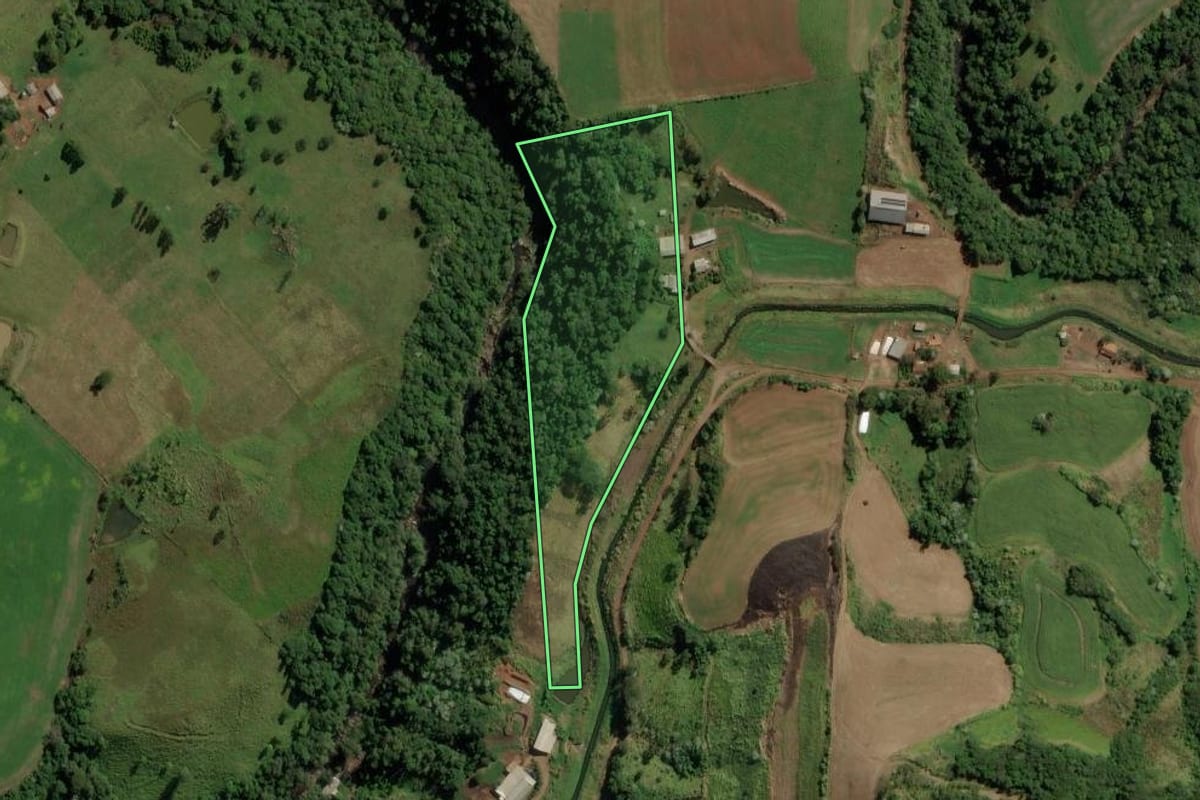 Imagem de satélite do imóvel rural em Anchieta (SC), com o contorno declarado no CAR desenhado por cima.