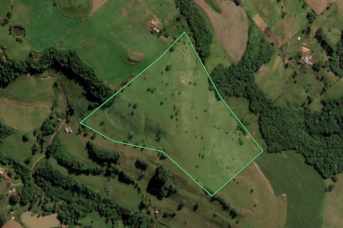 Imagem de satélite do imóvel rural em Anchieta (SC), com o contorno declarado no CAR desenhado por cima.