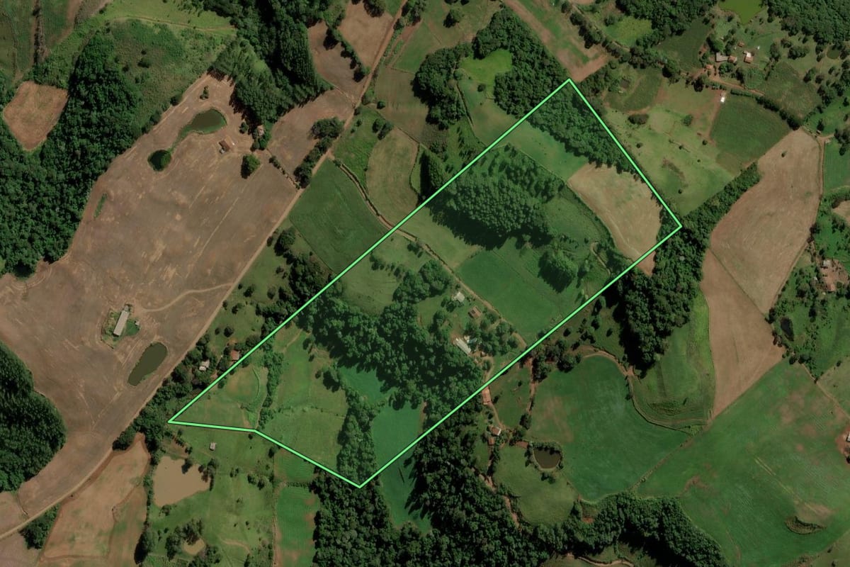 Imagem de satélite do imóvel rural em Anchieta (SC), com o contorno declarado no CAR desenhado por cima.
