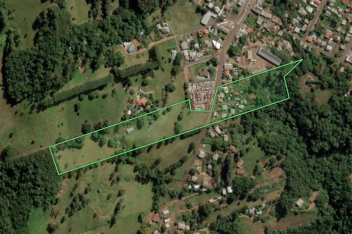 Imagem de satélite do imóvel rural em Anchieta (SC), com o contorno declarado no CAR desenhado por cima.
