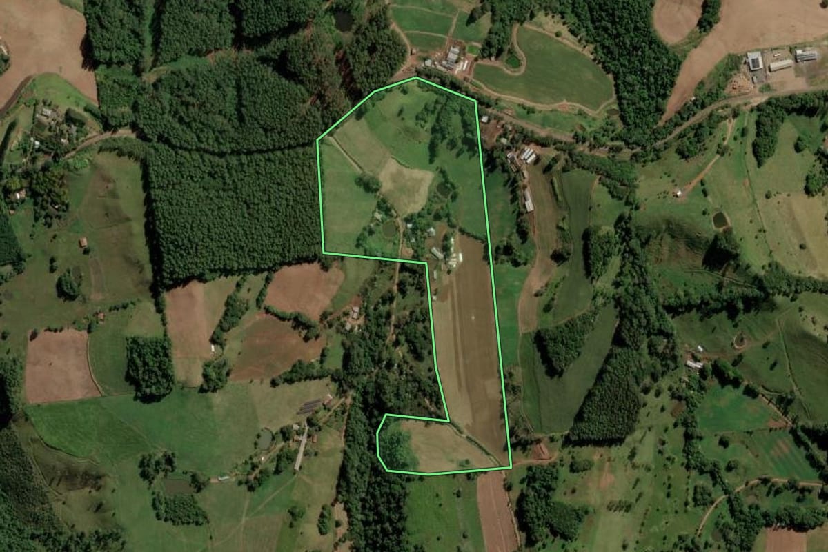 Imagem de satélite do imóvel rural em Anchieta (SC), com o contorno declarado no CAR desenhado por cima.