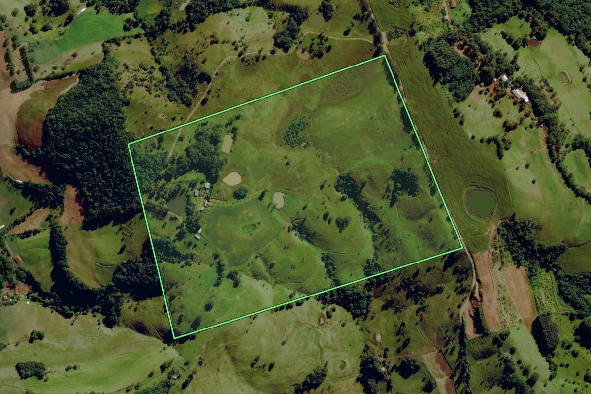Imagem de satélite do imóvel rural em Anchieta (SC), com o contorno declarado no CAR desenhado por cima.