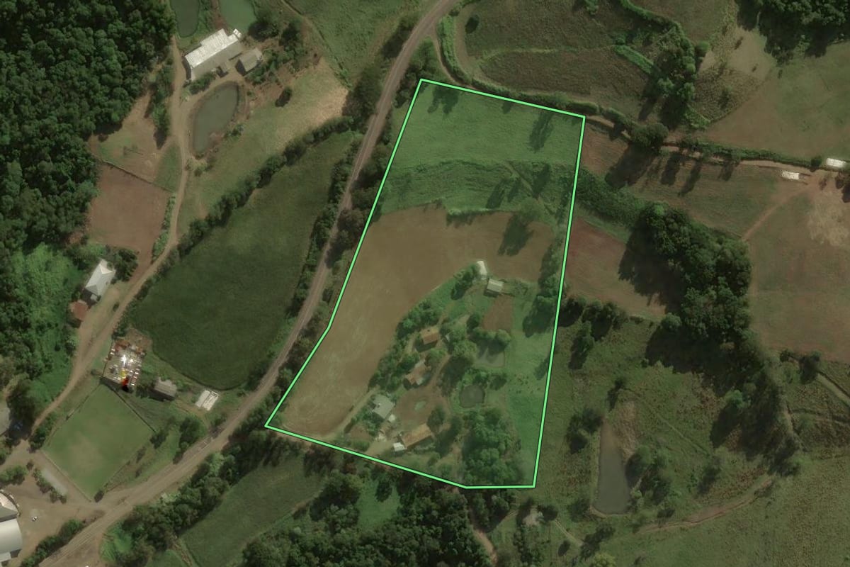 Imagem de satélite do imóvel rural em Anchieta (SC), com o contorno declarado no CAR desenhado por cima.