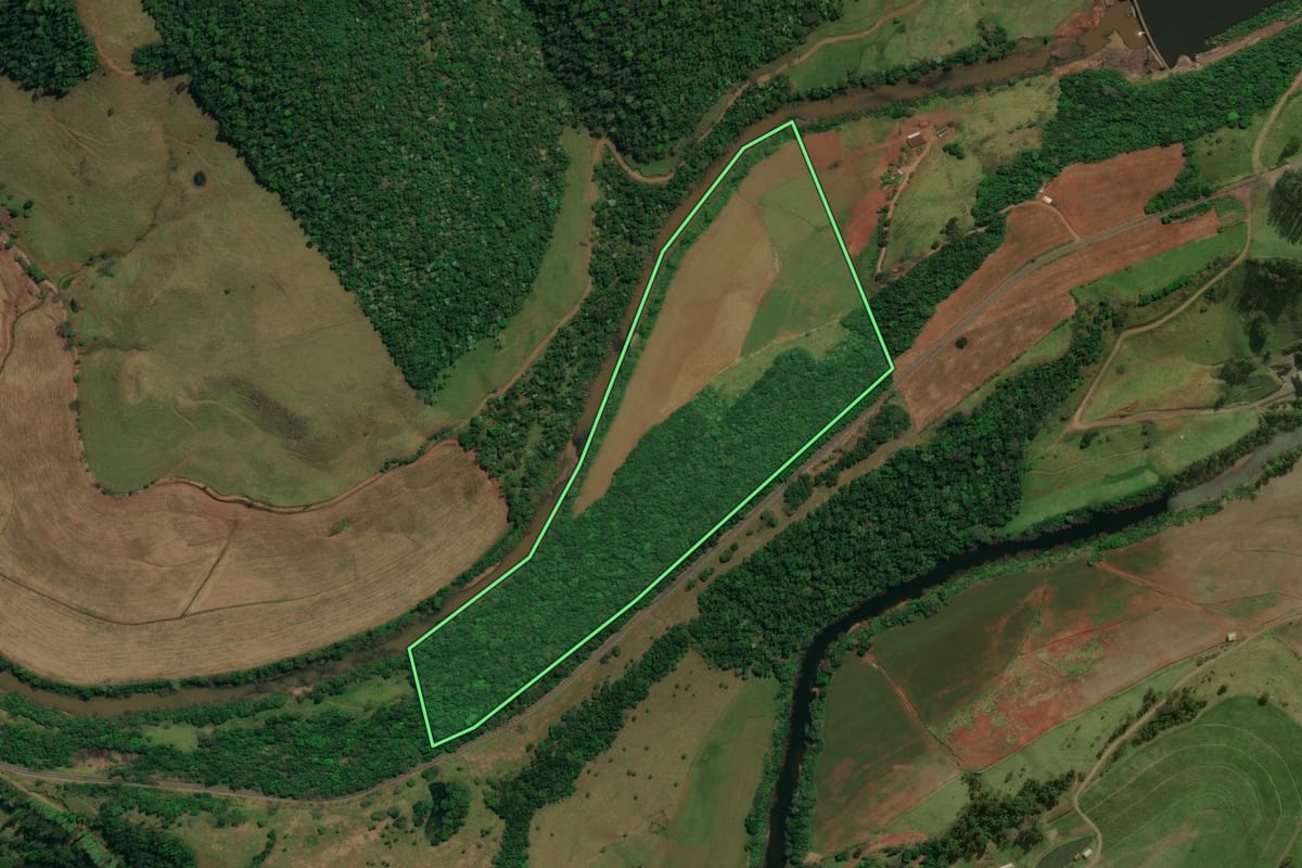 Imagem de satélite do imóvel rural em Anchieta (SC), com o contorno declarado no CAR desenhado por cima.