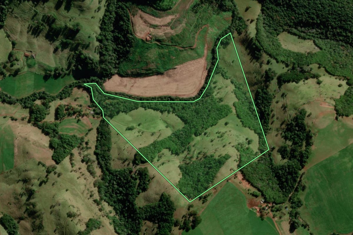 Imagem de satélite do imóvel rural em Anchieta (SC), com o contorno declarado no CAR desenhado por cima.