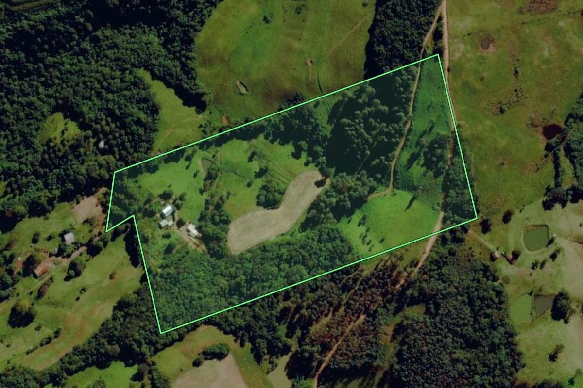 Imagem de satélite do imóvel rural em Anchieta (SC), com o contorno declarado no CAR desenhado por cima.