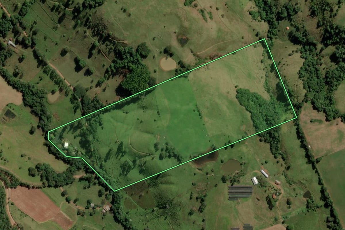 Imagem de satélite do imóvel rural em Anchieta (SC), com o contorno declarado no CAR desenhado por cima.