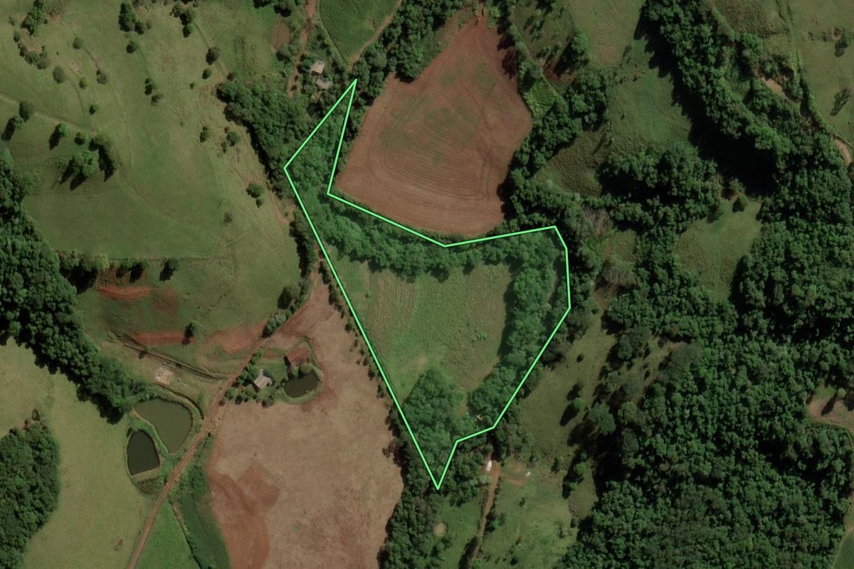 Imagem de satélite do imóvel rural em Anchieta (SC), com o contorno declarado no CAR desenhado por cima.