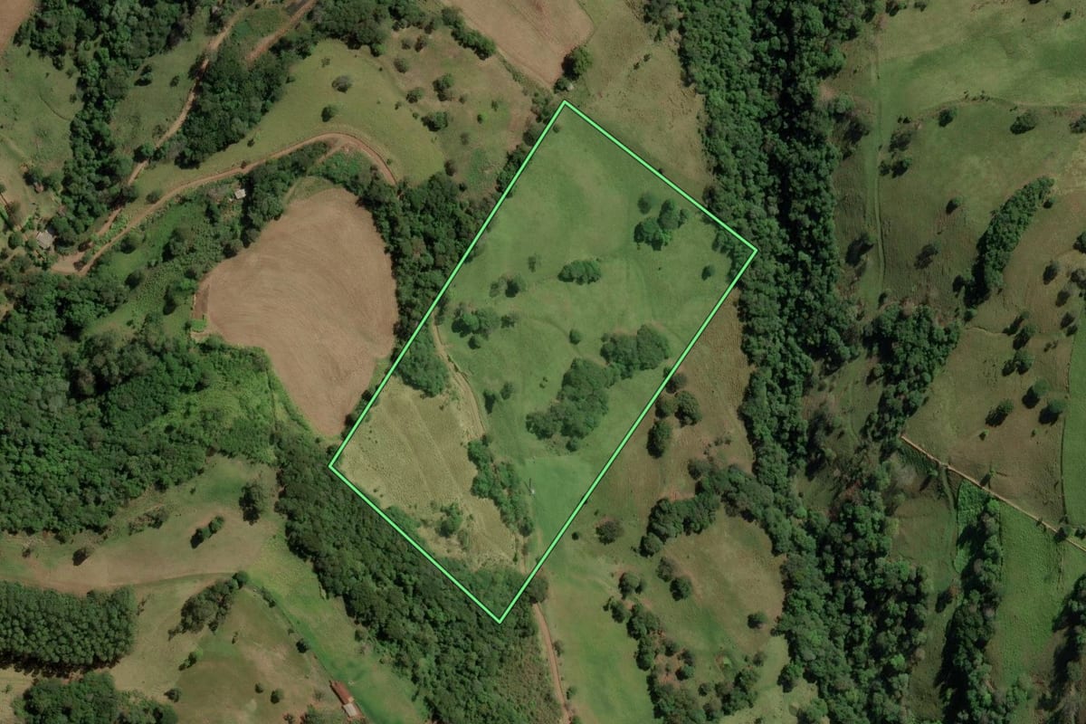 Imagem de satélite do imóvel rural em Anchieta (SC), com o contorno declarado no CAR desenhado por cima.