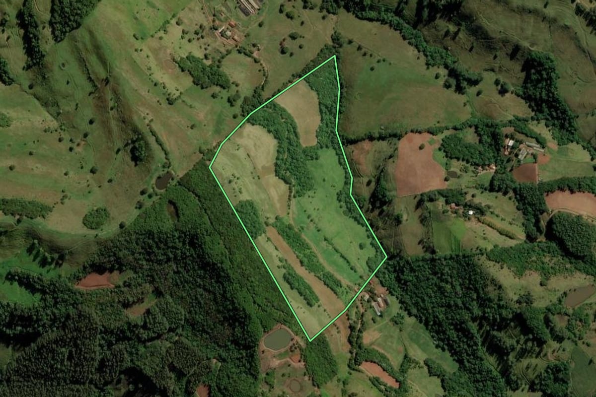 Imagem de satélite do imóvel rural em Anchieta (SC), com o contorno declarado no CAR desenhado por cima.