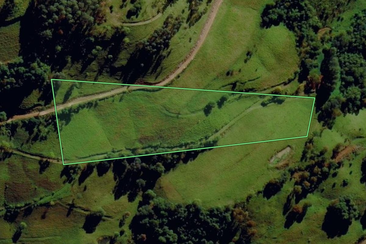 Imagem de satélite do imóvel rural em Anchieta (SC), com o contorno declarado no CAR desenhado por cima.