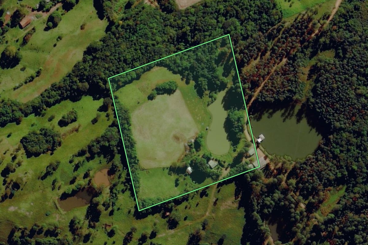 Imagem de satélite do imóvel rural em Anchieta (SC), com o contorno declarado no CAR desenhado por cima.