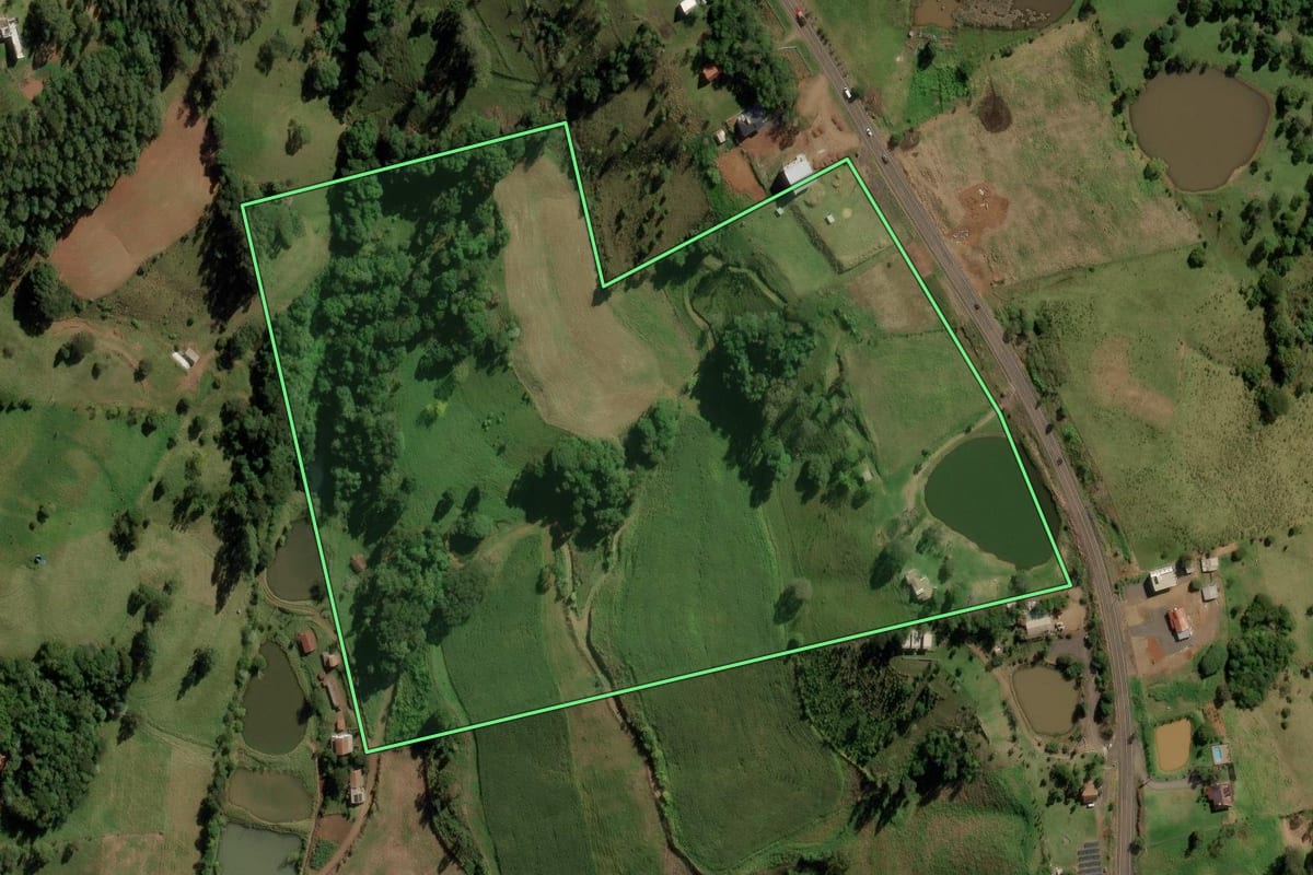 Imagem de satélite do imóvel rural em Anchieta (SC), com o contorno declarado no CAR desenhado por cima.