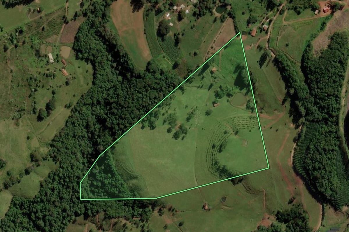Imagem de satélite do imóvel rural em Anchieta (SC), com o contorno declarado no CAR desenhado por cima.