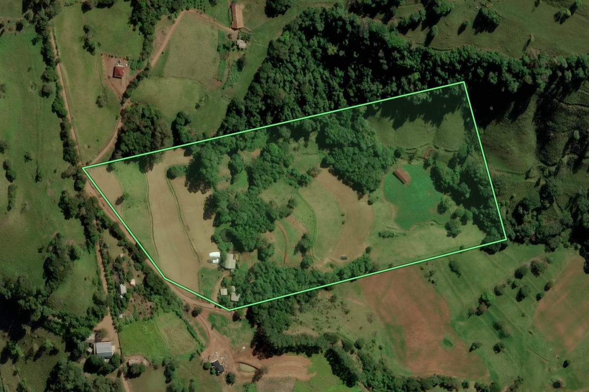 Imagem de satélite do imóvel rural em Anchieta (SC), com o contorno declarado no CAR desenhado por cima.