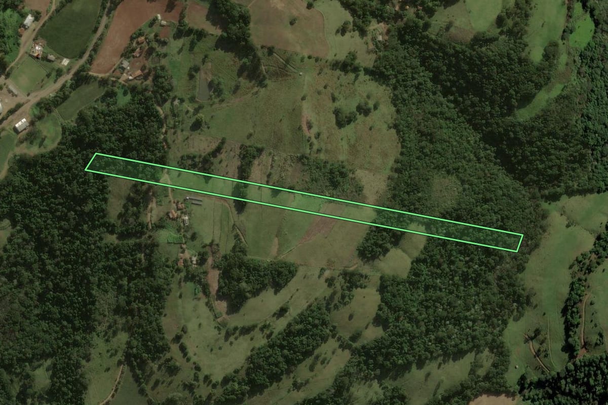 Imagem de satélite do imóvel rural em Anchieta (SC), com o contorno declarado no CAR desenhado por cima.