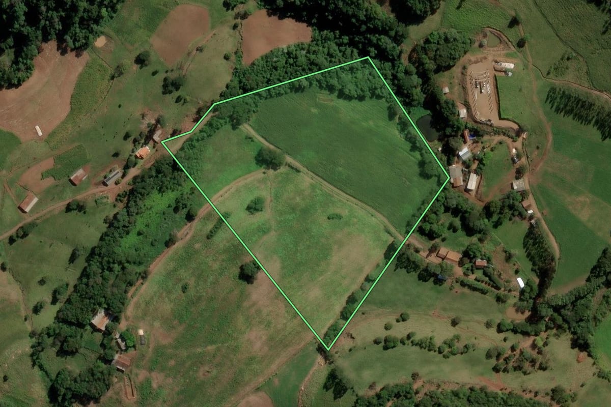 Imagem de satélite do imóvel rural em Anchieta (SC), com o contorno declarado no CAR desenhado por cima.