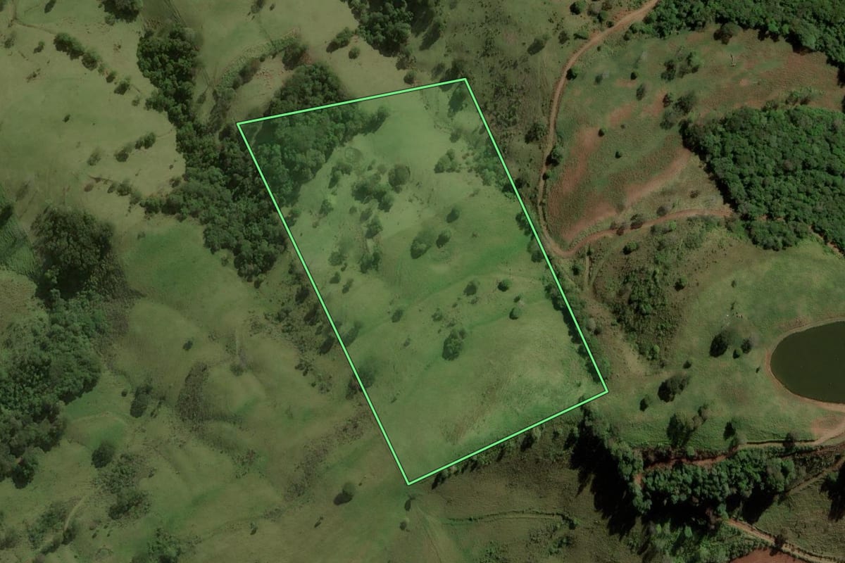 Imagem de satélite do imóvel rural em Anchieta (SC), com o contorno declarado no CAR desenhado por cima.