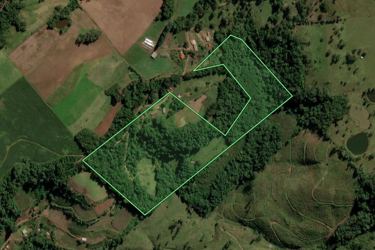 Imagem de satélite do imóvel rural em Anchieta (SC), com o contorno declarado no CAR desenhado por cima.