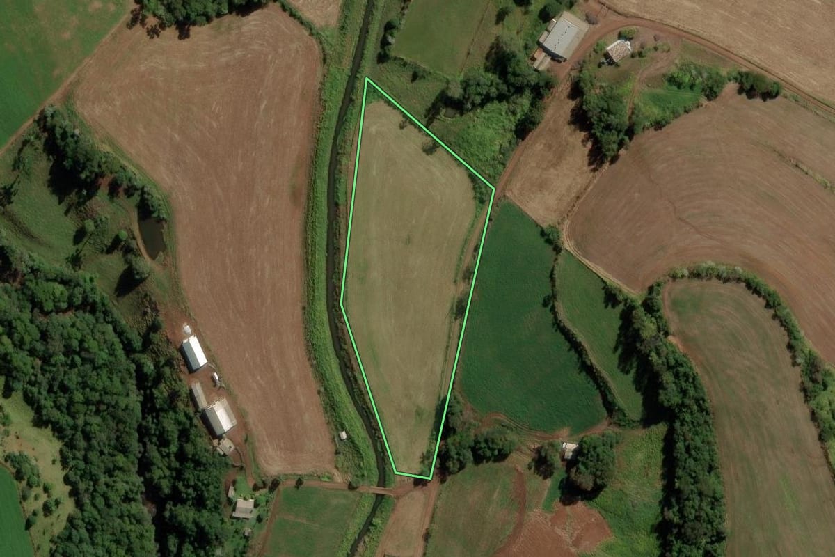 Imagem de satélite do imóvel rural em Anchieta (SC), com o contorno declarado no CAR desenhado por cima.