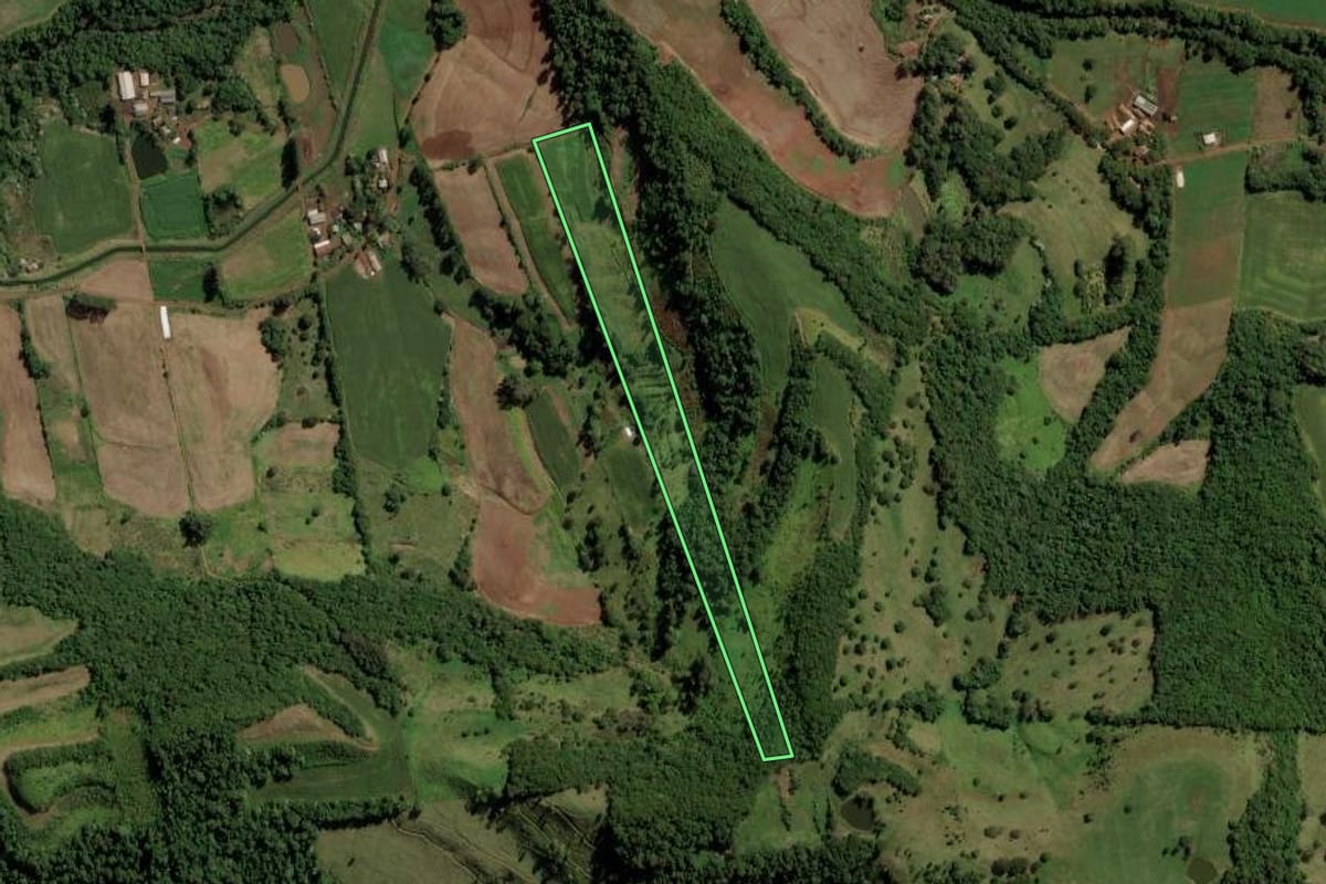 Imagem de satélite do imóvel rural em Anchieta (SC), com o contorno declarado no CAR desenhado por cima.