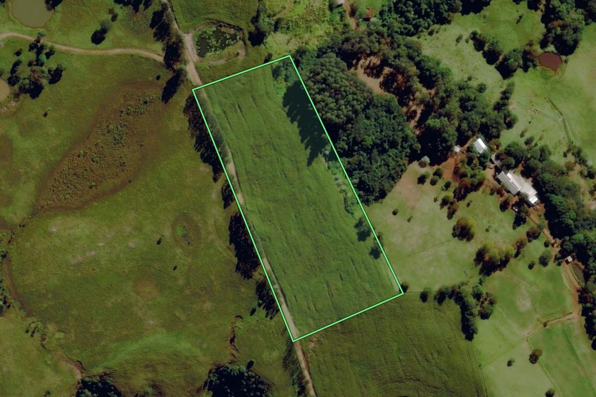 Imagem de satélite do imóvel rural em Anchieta (SC), com o contorno declarado no CAR desenhado por cima.