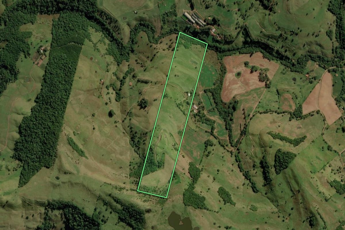 Imagem de satélite do imóvel rural em Anchieta (SC), com o contorno declarado no CAR desenhado por cima.