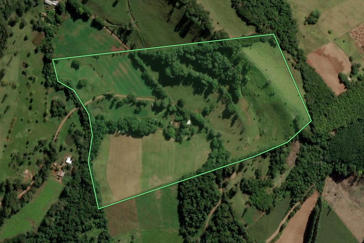 Imagem de satélite do imóvel rural em Anchieta (SC), com o contorno declarado no CAR desenhado por cima.