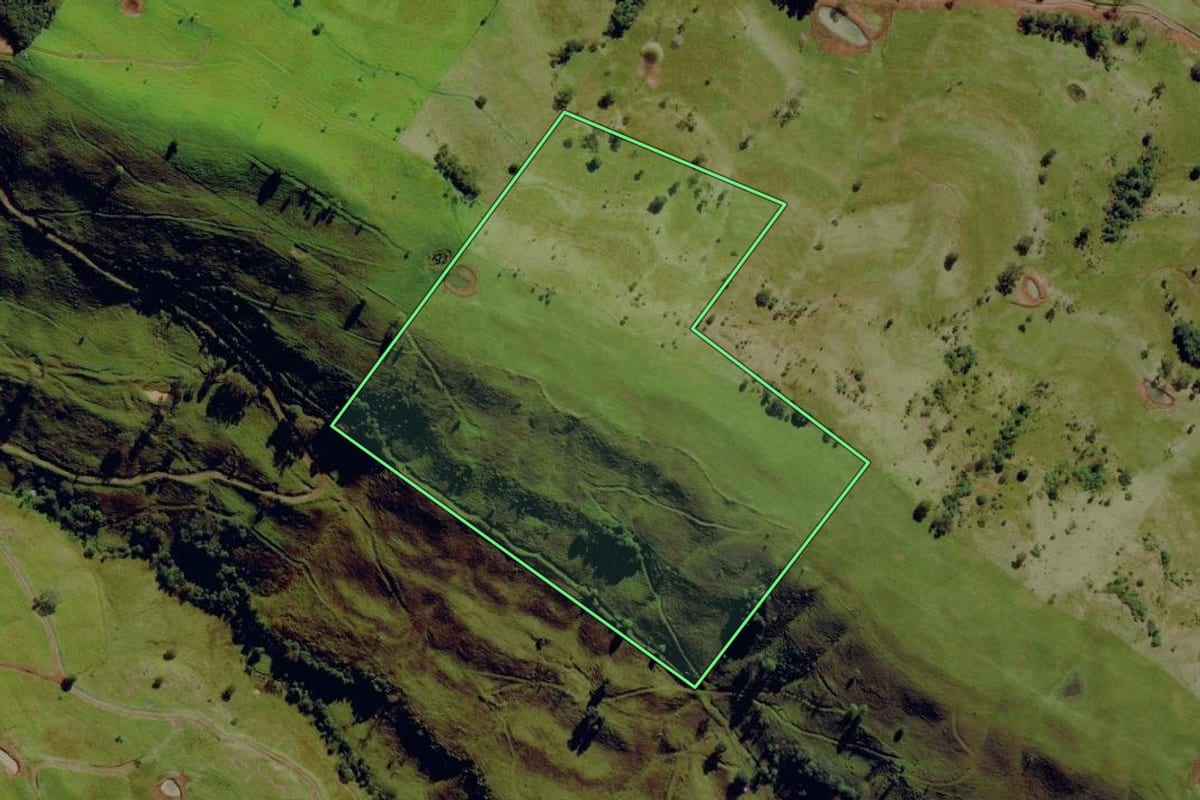 Imagem de satélite do imóvel rural em Anchieta (SC), com o contorno declarado no CAR desenhado por cima.