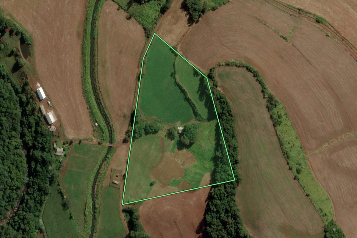 Imagem de satélite do imóvel rural em Anchieta (SC), com o contorno declarado no CAR desenhado por cima.
