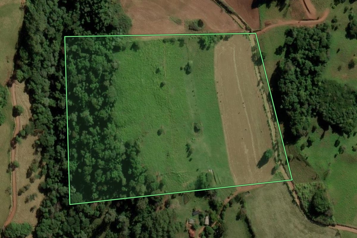 Imagem de satélite do imóvel rural em Anchieta (SC), com o contorno declarado no CAR desenhado por cima.