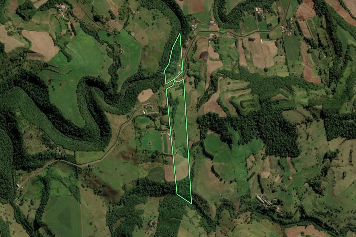 Imagem de satélite do imóvel rural em Anchieta (SC), com o contorno declarado no CAR desenhado por cima.
