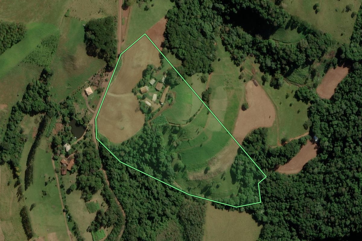 Imagem de satélite do imóvel rural em Anchieta (SC), com o contorno declarado no CAR desenhado por cima.