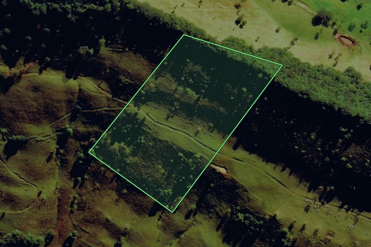 Imagem de satélite do imóvel rural em Anchieta (SC), com o contorno declarado no CAR desenhado por cima.